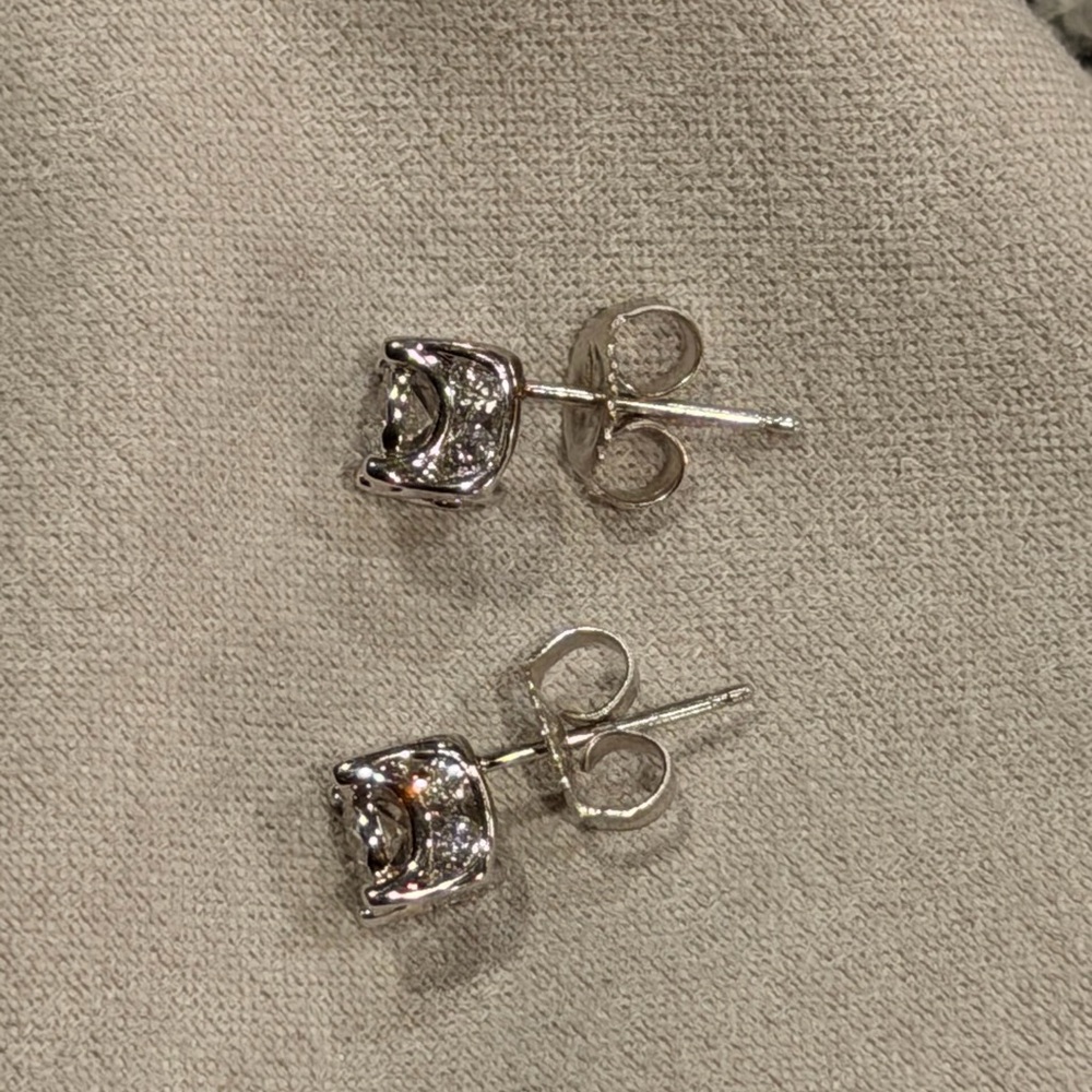 Round Cut Diamond Stud Earrings in 14K Gold